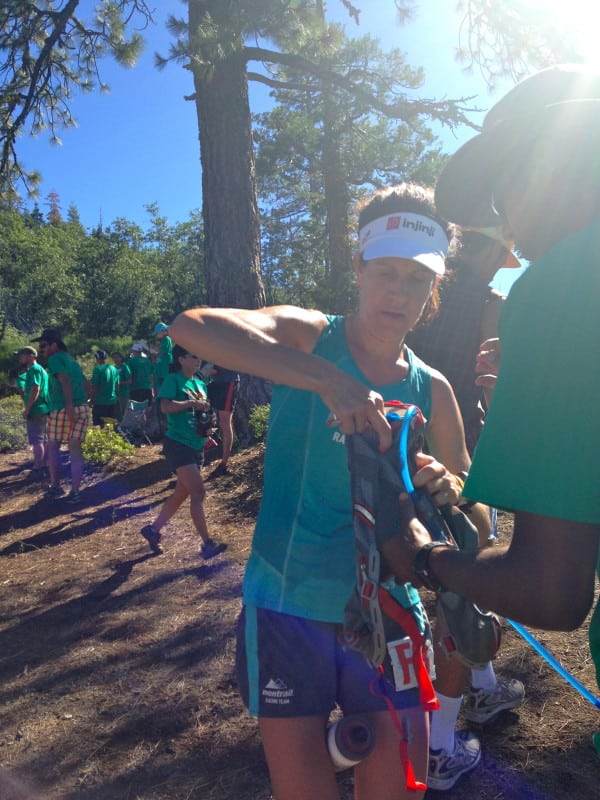 Amy Sproston keeping cool and hydrated on a hot day. Photo: Marc Laveson/iRunFar.com