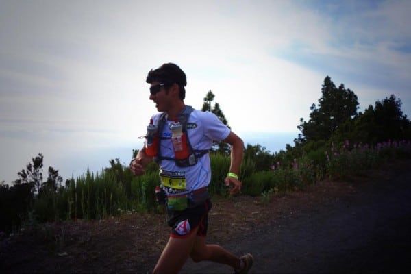 Sage Canaday running at kilometer 34.
